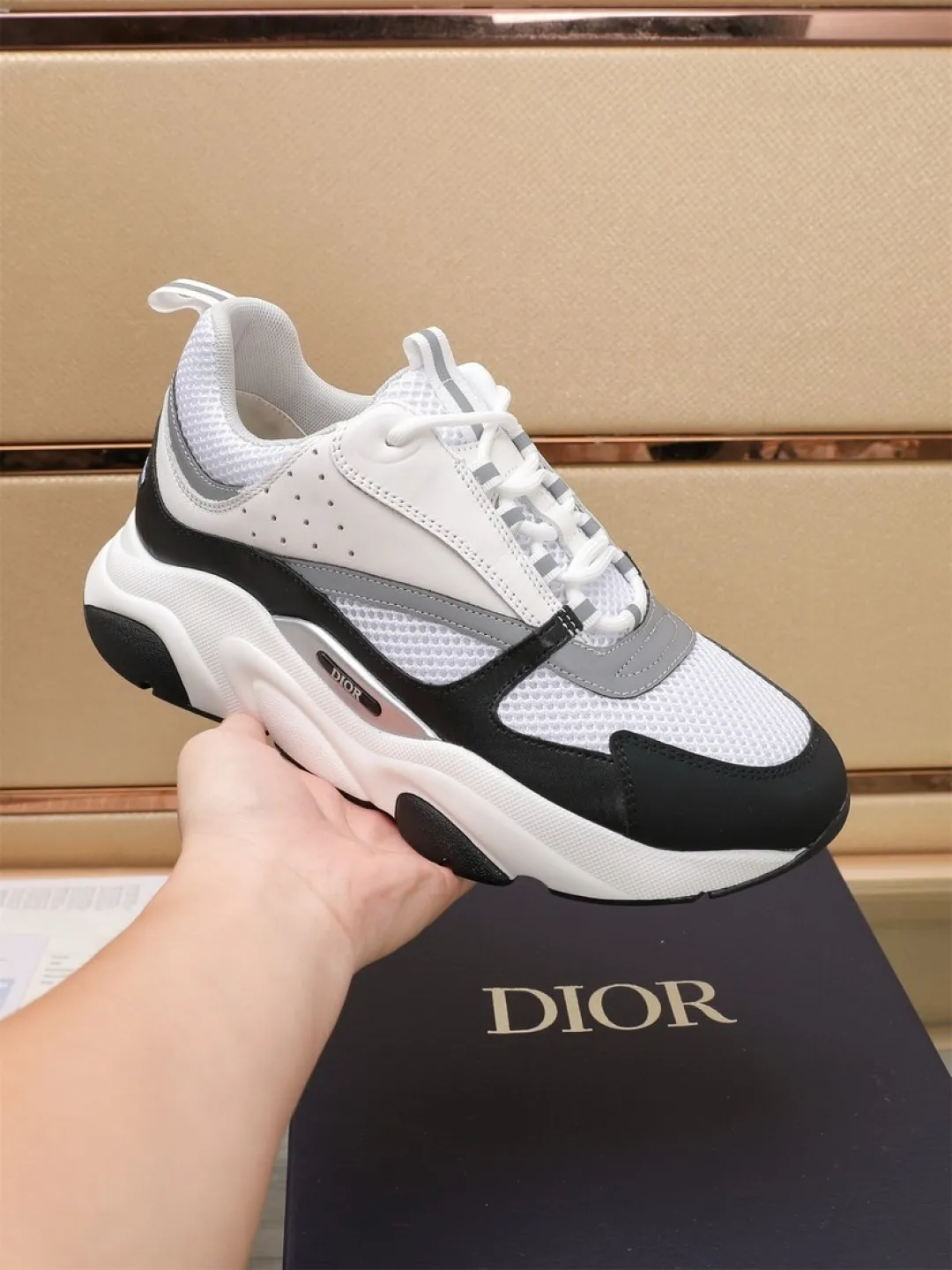 Men's shoes 💰P460💰【Dior】Dior✨ is online at the same time👏 This casual sneaker is a new product in the series and continues Di*r's classic style. The upper is made of original mesh and cow leather, with a two-color textured outsole, and the brand's iconic details on the rear collar and heel to enhance the style. Fashionable and versatile. Wear it with jeans or slacks for a casual look. Size: 38-44 (45 customized)